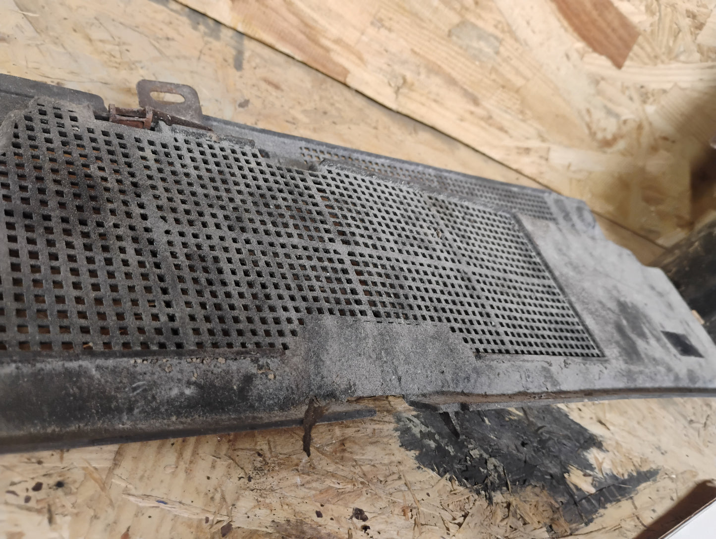 81-87 Chevy GMC Truck Cowl Vent Screen C10 K10 K5 Blazer Suburban Leaf Grille OEM