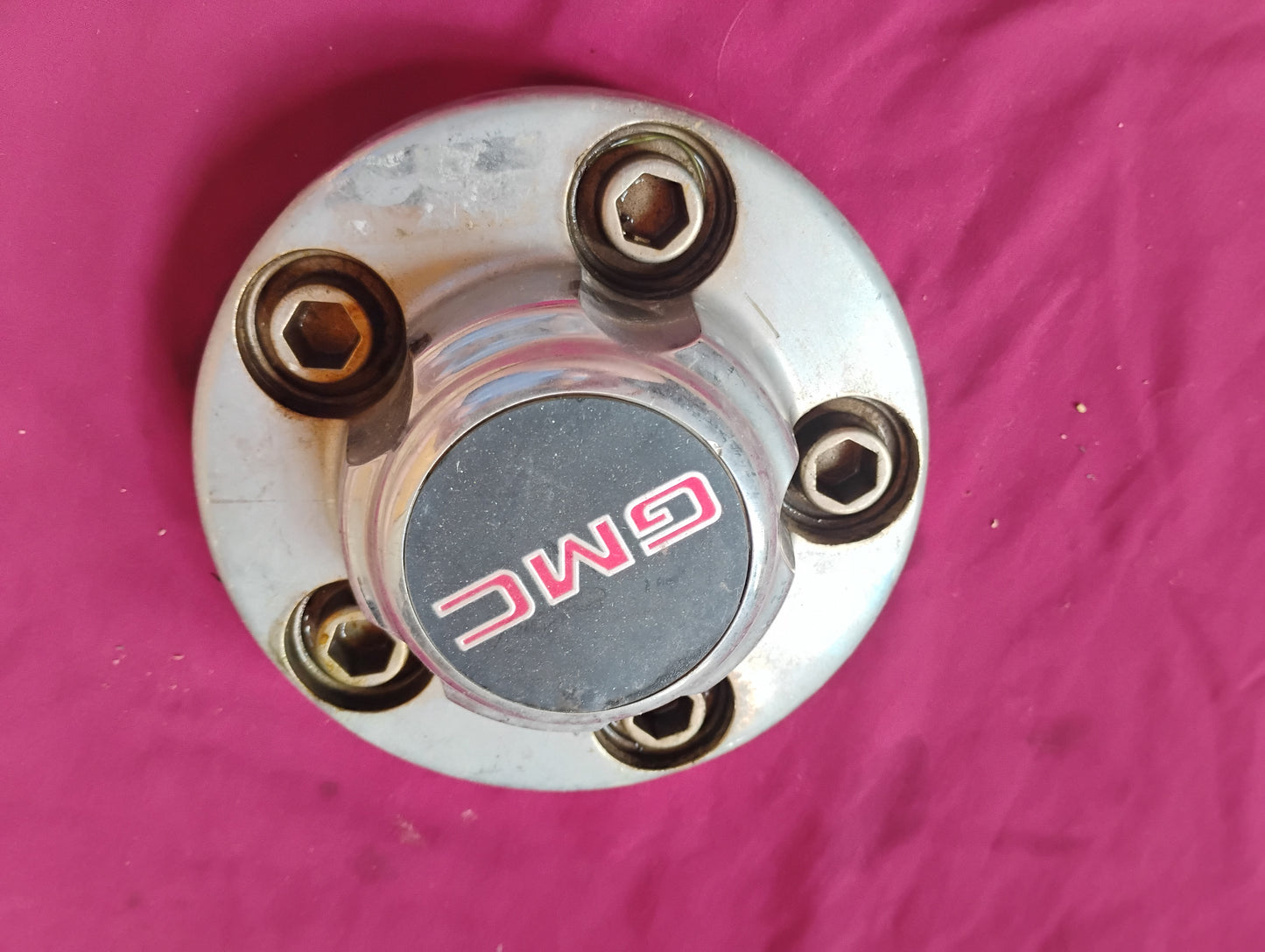 OEM GMC Truck Center Cap 1988-1998 GMT400 Sierra Suburban Hub Cap - Needs Refinishing