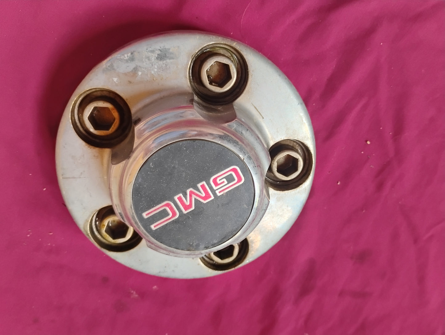 OEM GMC Truck Center Cap 1988-1998 GMT400 Sierra Suburban Hub Cap - Needs Refinishing