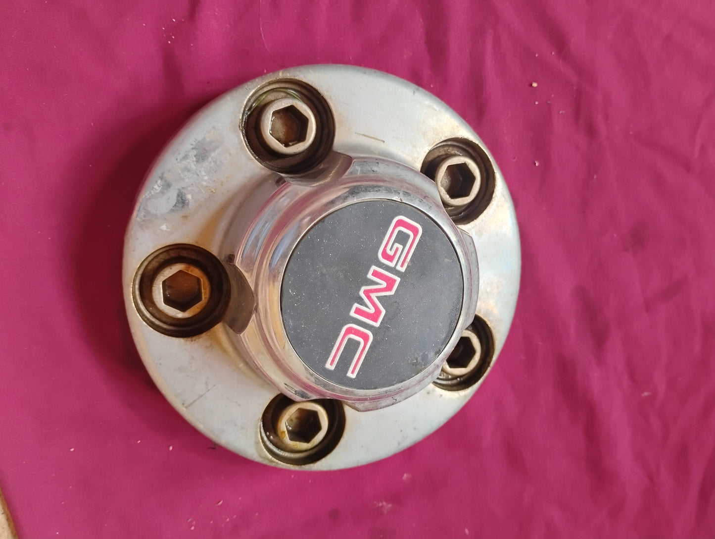 OEM GMC Truck Center Cap 1988-1998 GMT400 Sierra Suburban Hub Cap - Needs Refinishing