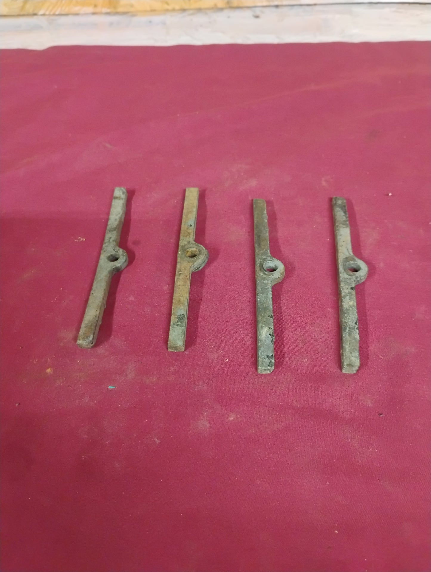 73-87 Chevy GMC Truck Valve Cover Hold Down Brackets SBC V8 Small Block Spreader Kit